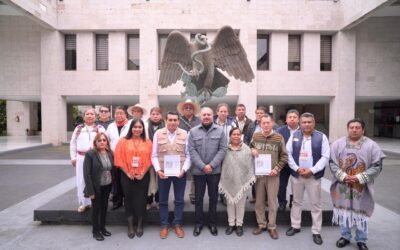 Atiende Esteban Bautista a maestros indígenas de las Altas Montañas