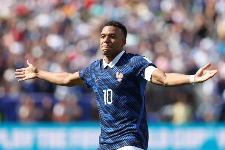 Con dos golazos, Kylian Mbappé está muy cerca de hacer historia en el Mundial (VIDEOS)