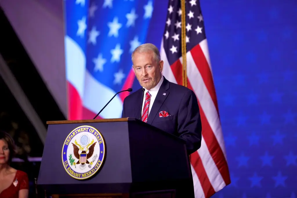 México y EU buscan reforzar golpes financieros a cárteles: embajador Johnson